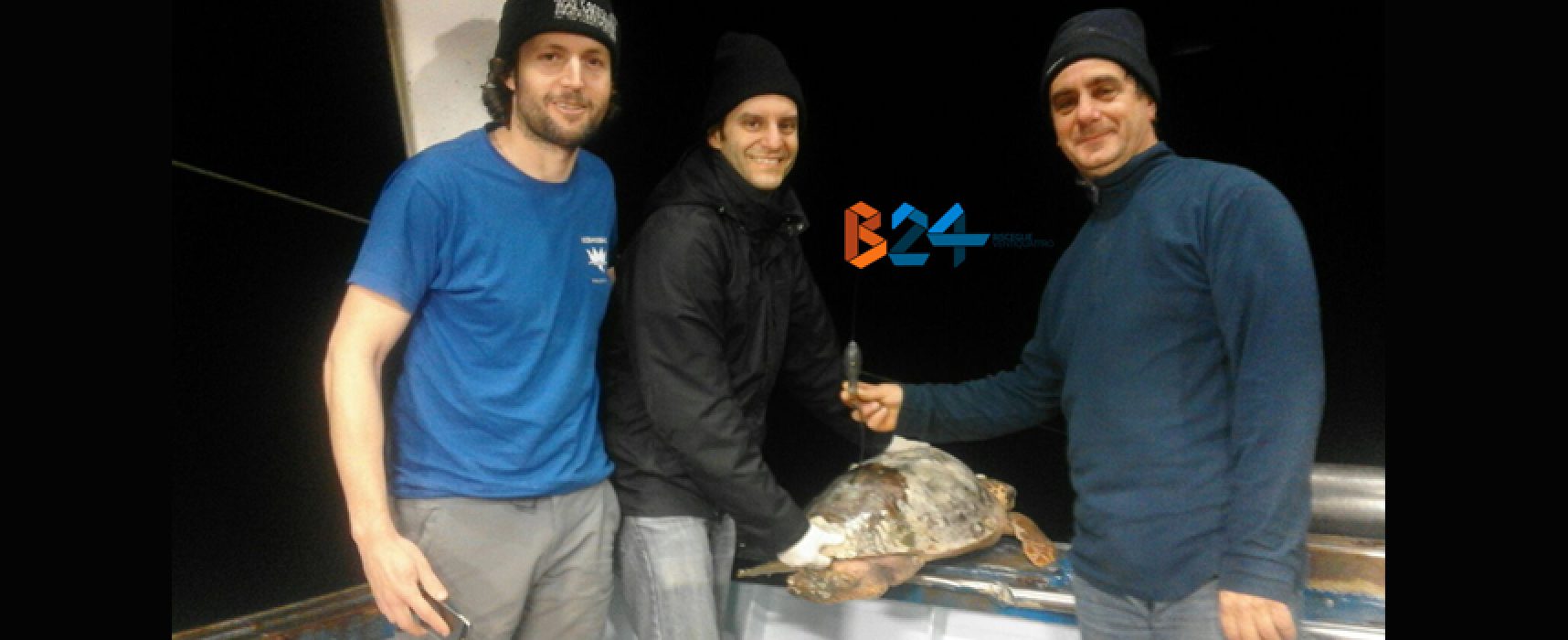 Due ricercatori a bordo del peschereccio biscegliese “Argonauta”