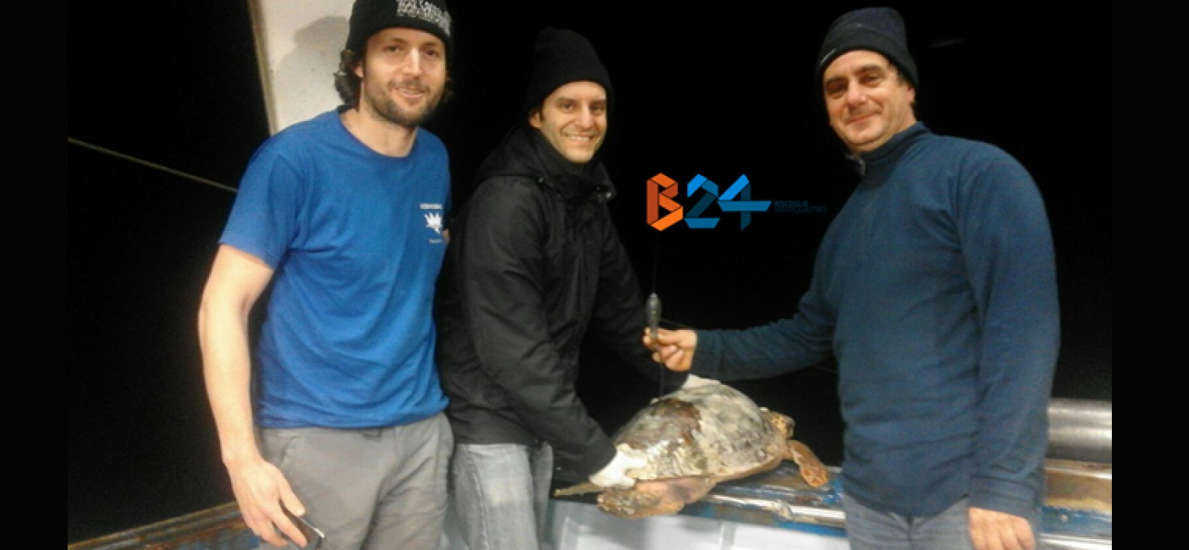 Due ricercatori a bordo del peschereccio biscegliese “Argonauta”