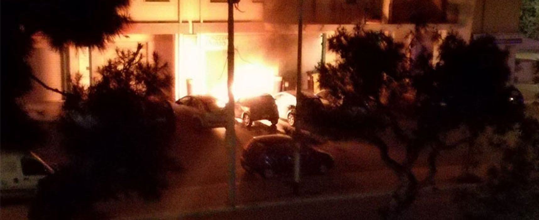 Auto in fiamme nella notte nel quartiere san Pietro / FOTO
