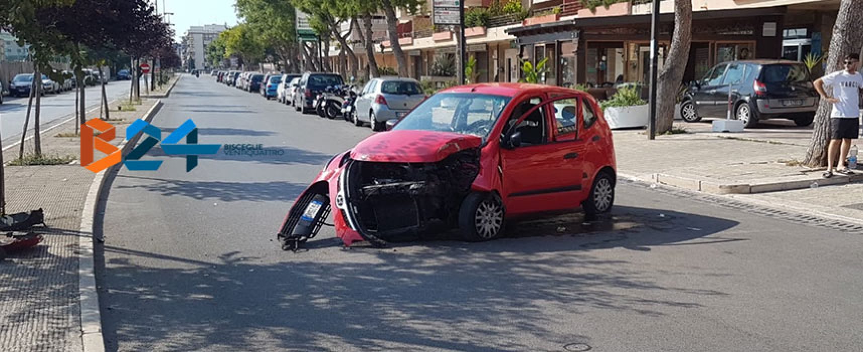 Auto contro un palo in via San Martino, biscegliese al pronto soccorso