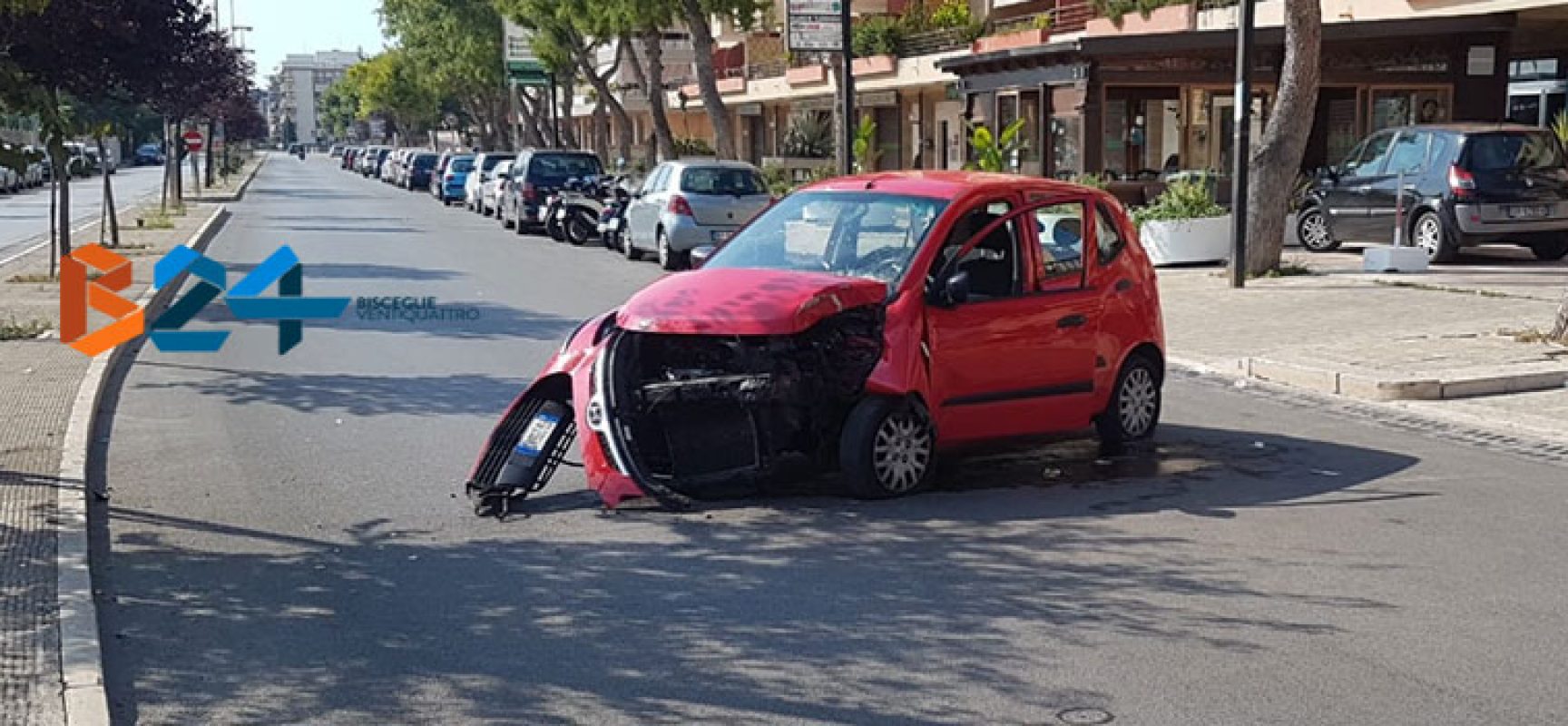 Auto contro un palo in via San Martino, biscegliese al pronto soccorso