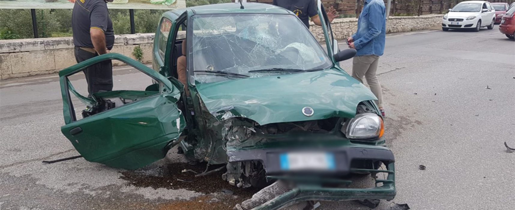 Auto si schianta contro muretto in via Imbriani, 24enne al pronto soccorso