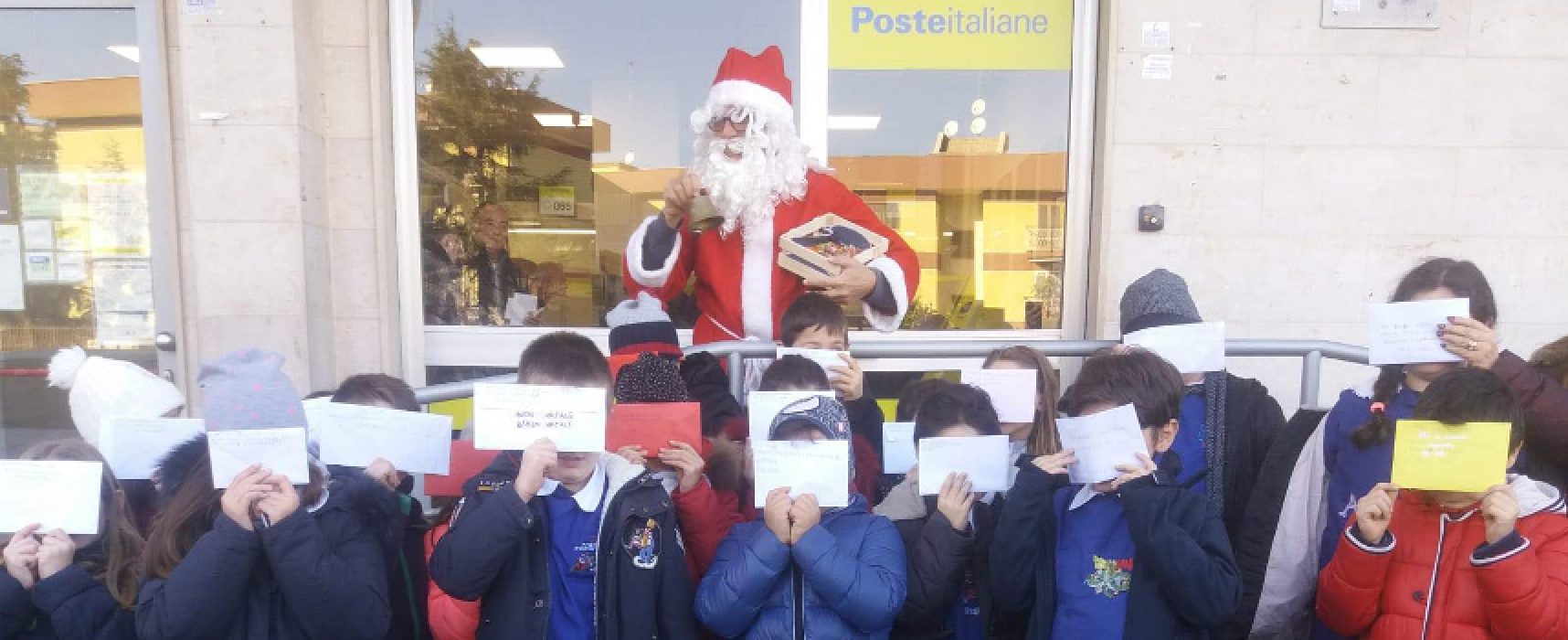 Lettere a Babbo Natale, i bambini della “Cosmai” in coda all’ufficio postale per la spedizione