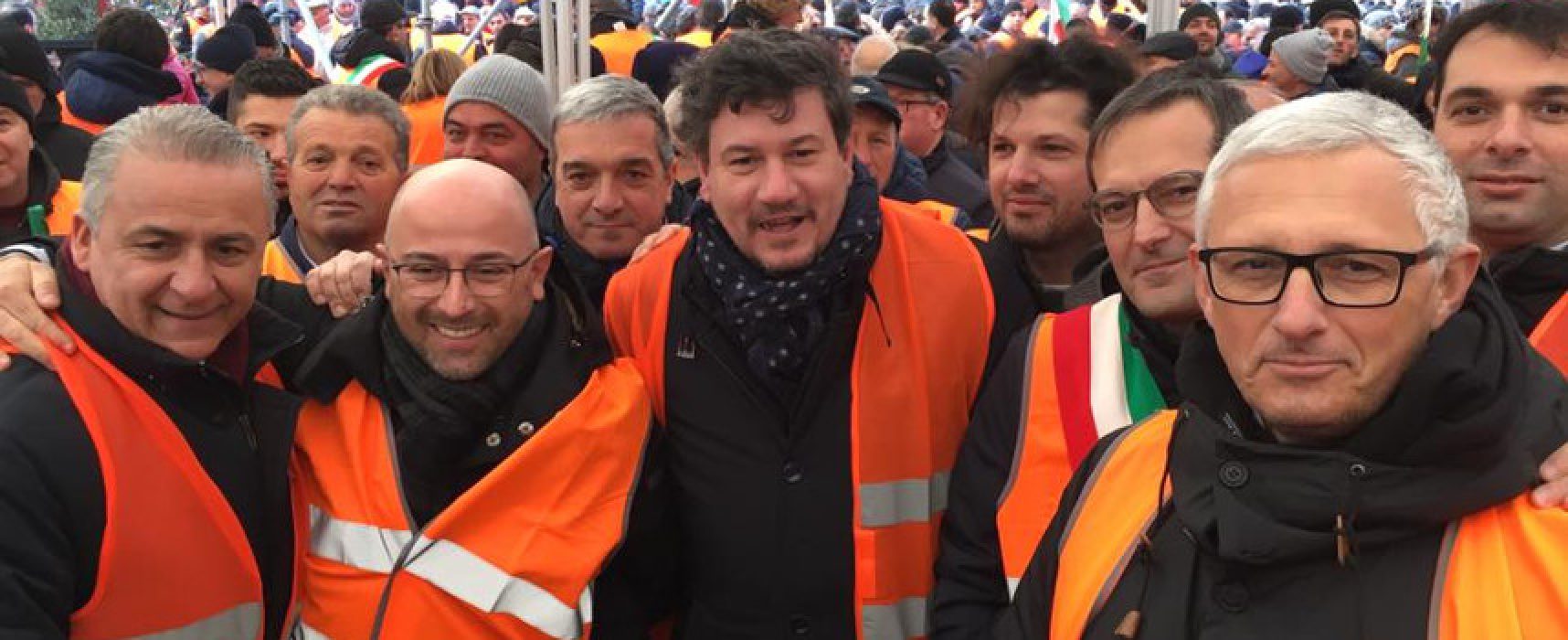 Sindaco Angarano, vicesindaco Consiglio e Sergio Silvestris in piazza con i gilet arancioni