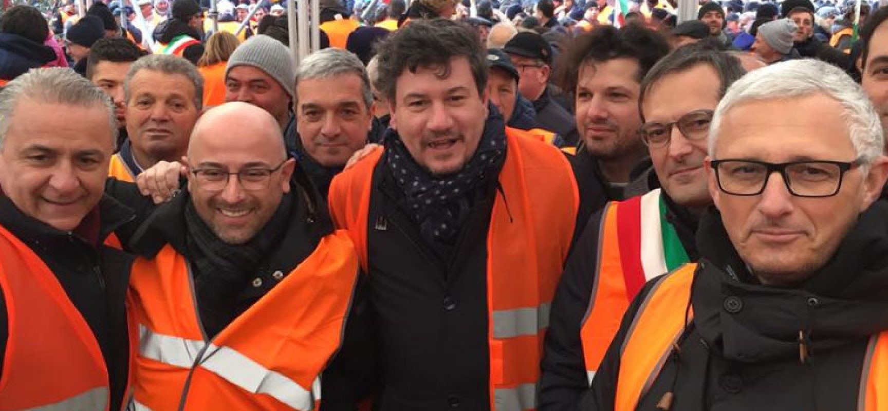 Sindaco Angarano, vicesindaco Consiglio e Sergio Silvestris in piazza con i gilet arancioni