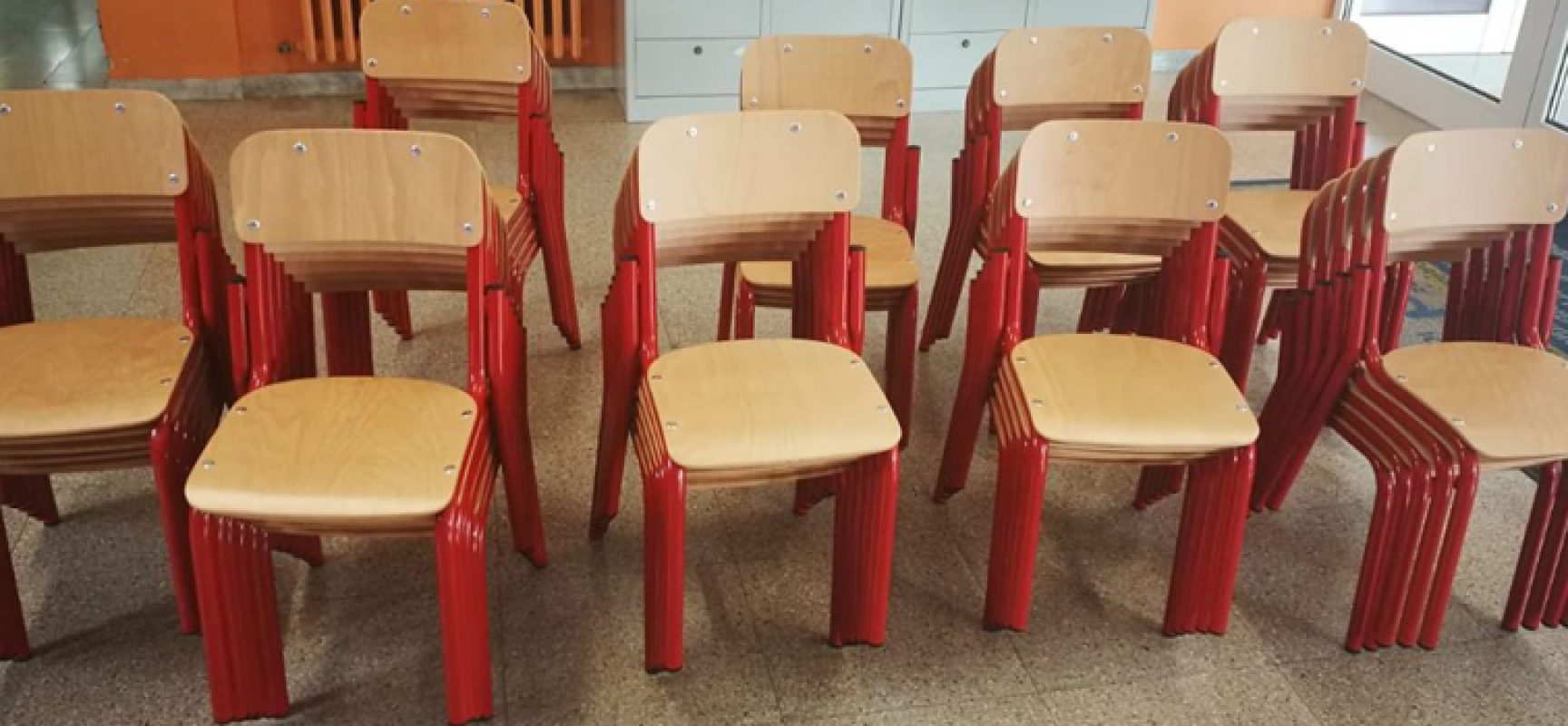 Scuola: consegnati banchi, sedie e attrezzature alle scuole elementari e medie