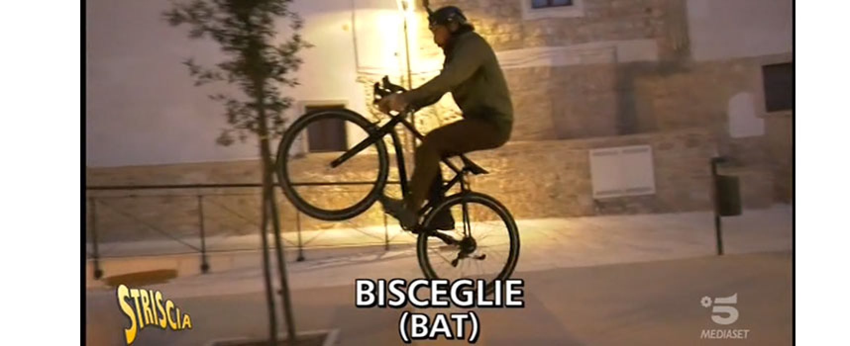 Striscia la Notizia a Bisceglie, Brumotti intercetta spaccio nel centro storico / VIDEO