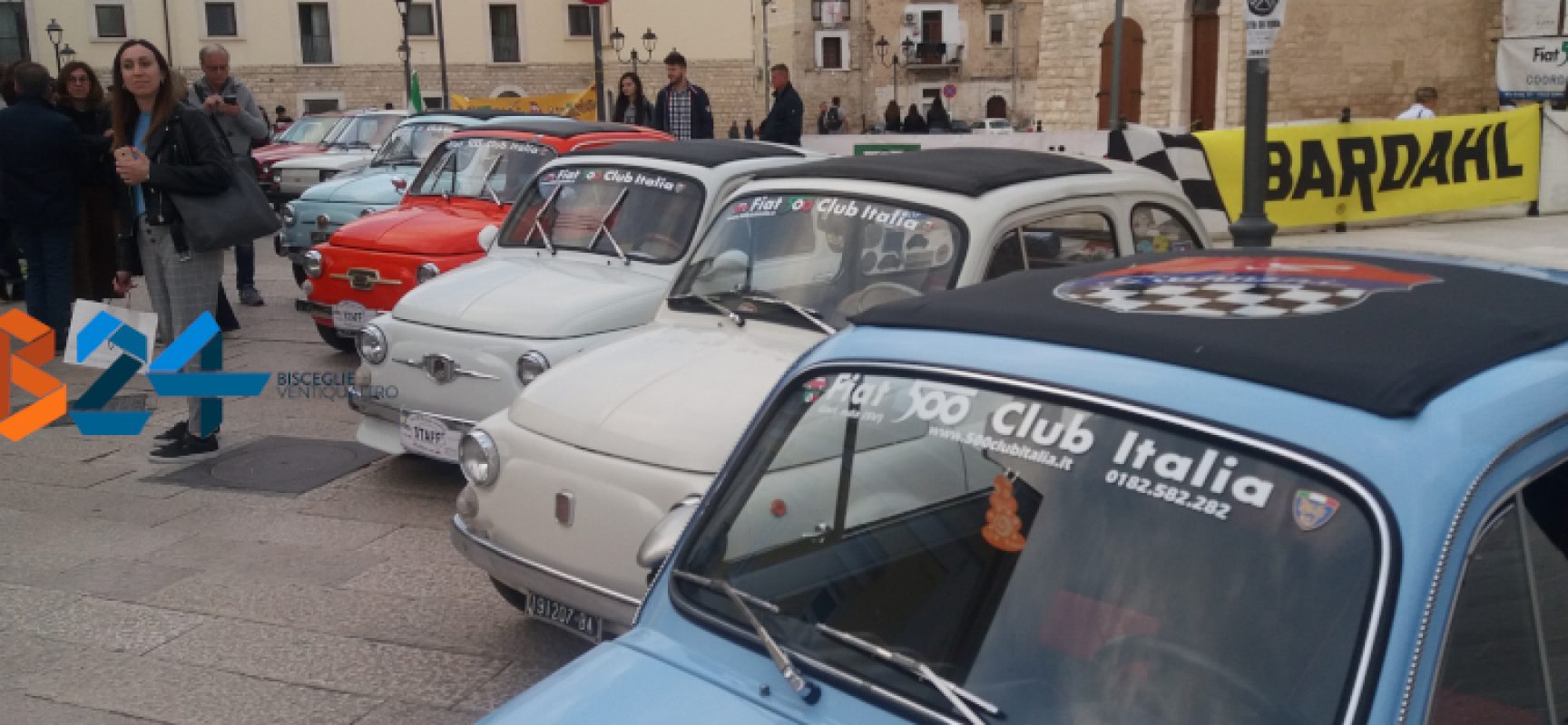 Raduno Fiat 500, un trionfo di colori, clacson e storia italiana / FOTO