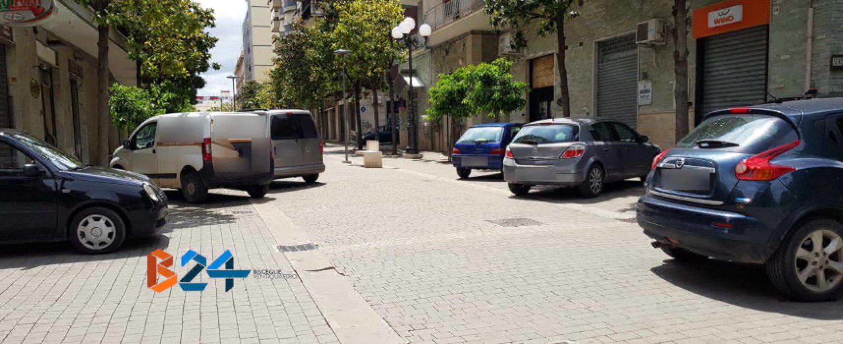 Auto e furgoni parcheggiati nell’area pedonale di via Aldo Moro