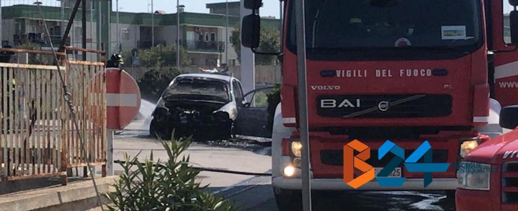 Auto prende fuoco in stazione di servizio in via Salvemini / VIDEO