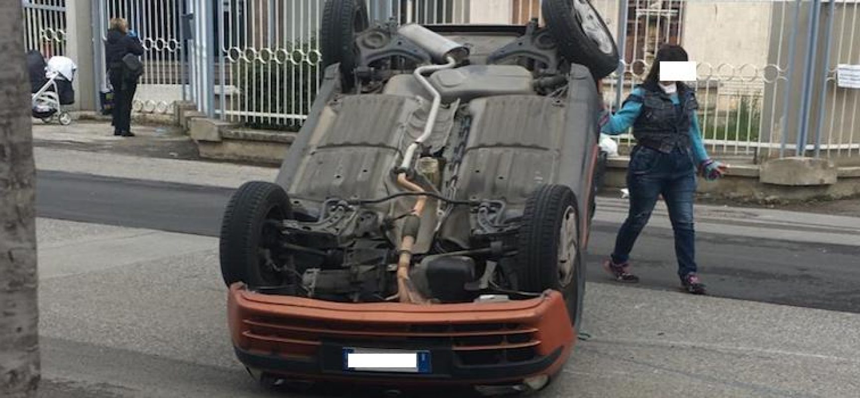 Auto si ribalta su via Bovio, miracolosamente illeso il protagonista dell’incidente