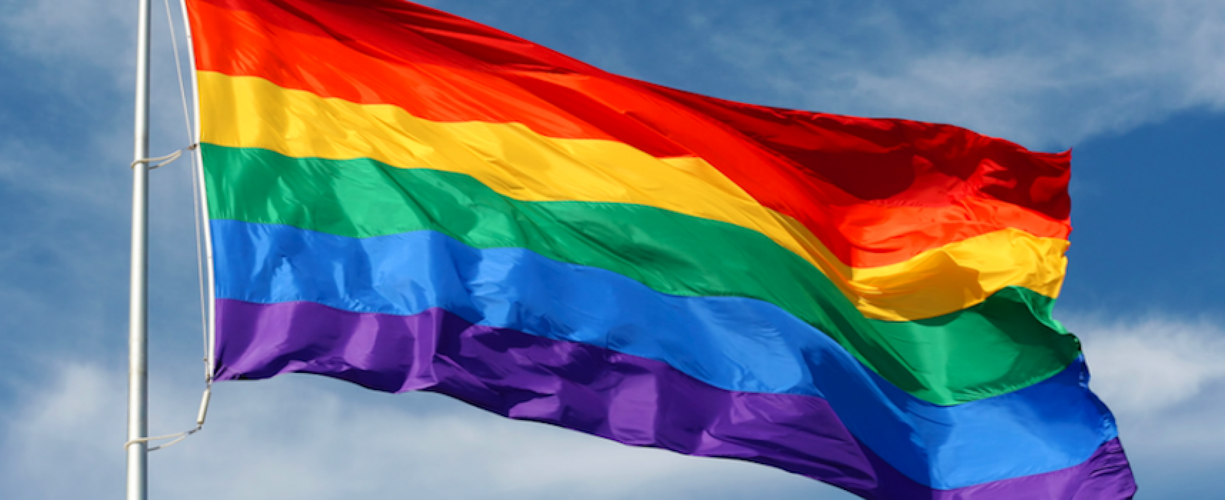 Giornata contro omofobia e transfobia, una bandiera arcobaleno a Palazzo di Città
