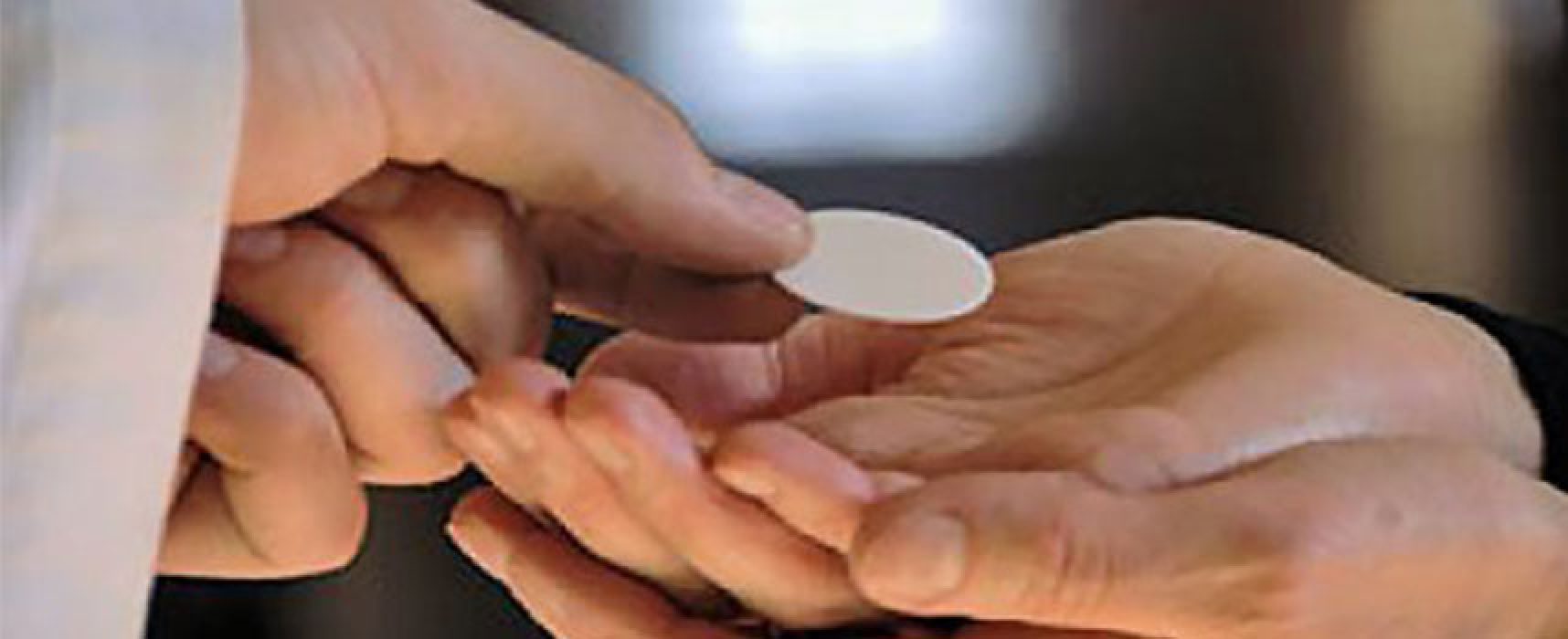 Decreto dell’Arcivescovo: distribuzione comunione senza guanti, sposi senza mascherina