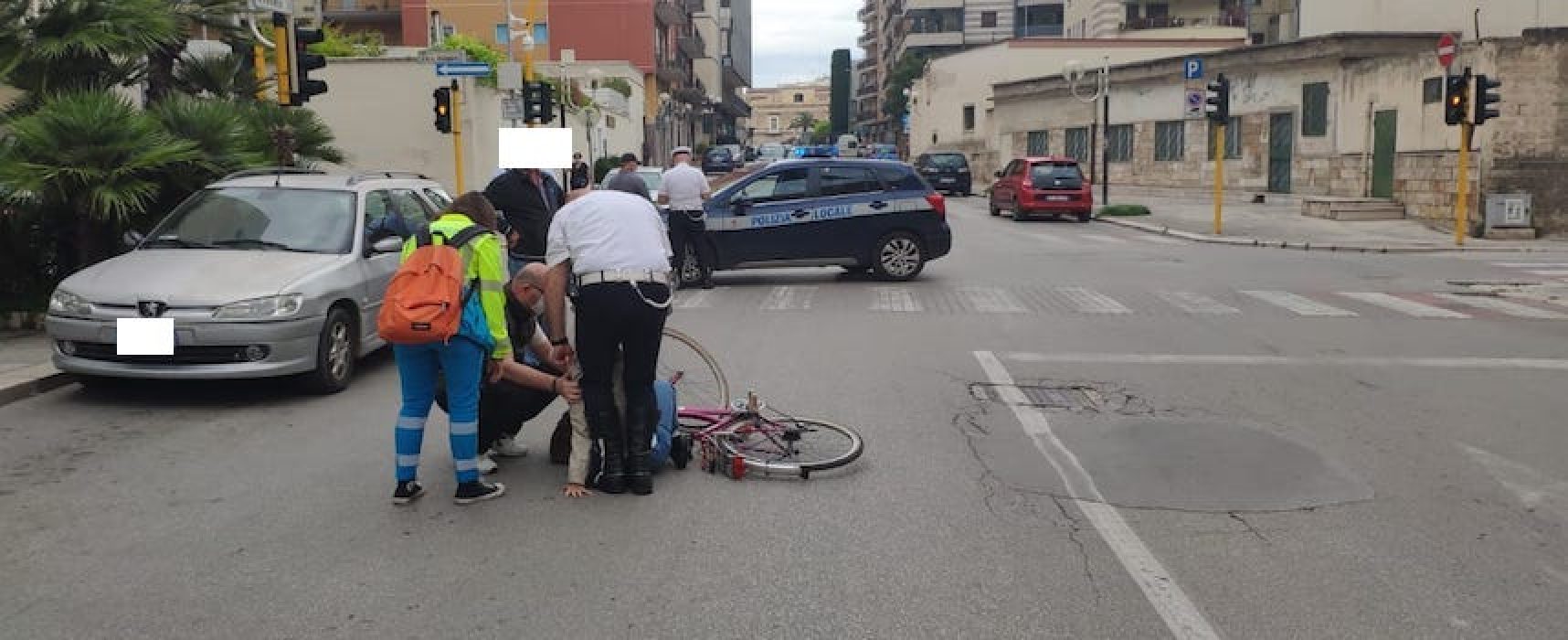 Impatto auto-bici su via Vittorio Veneto: 24enne in ospedale