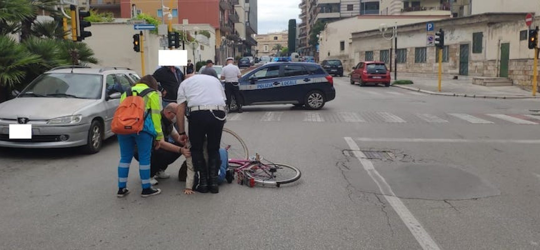 Impatto auto-bici su via Vittorio Veneto: 24enne in ospedale