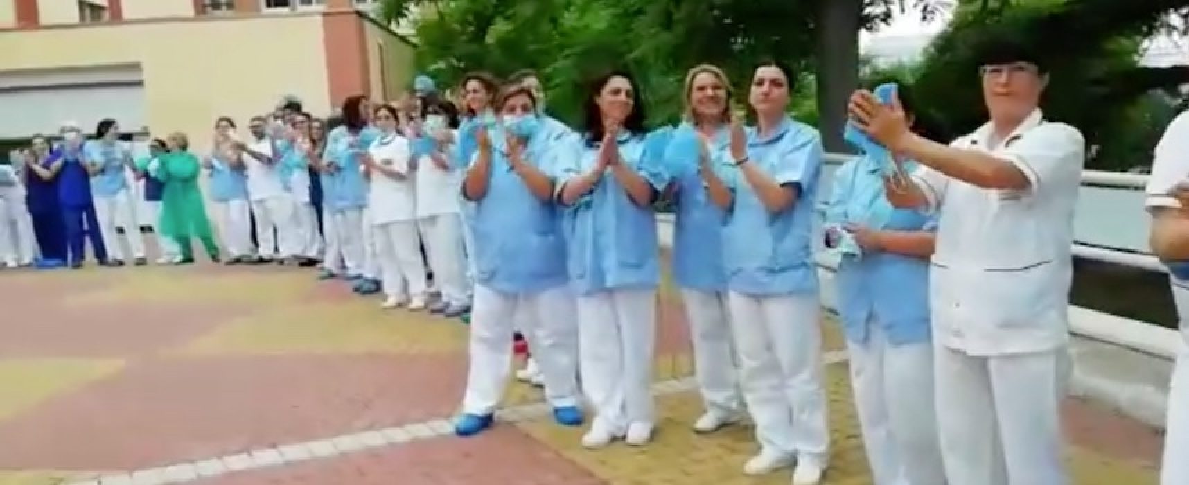 L’ospedale di Bisceglie riprende la sua attività: l’applauso degli operatori / VIDEO