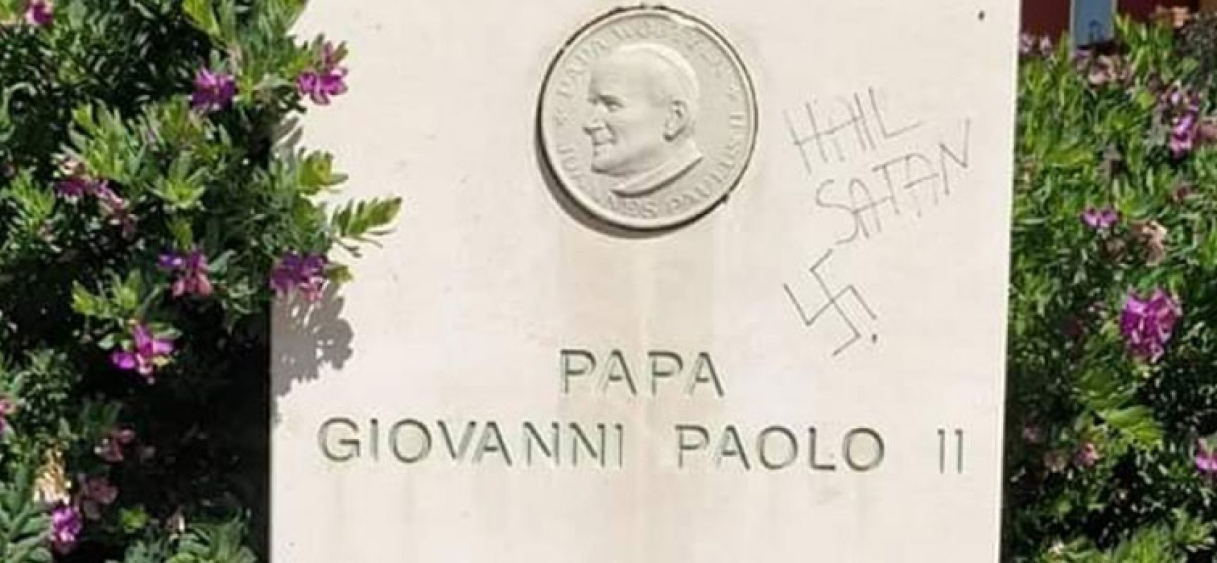 Atto vandalico alla stele in memoria di Giovanni Paolo II