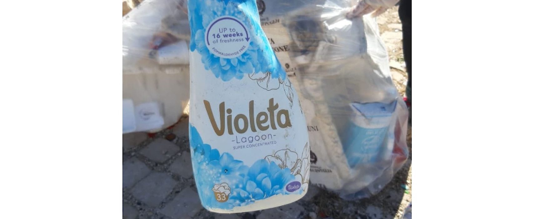 Ripalta, puliscono spiaggia e trovano una bottiglia di detersivo dalla Croazia / FOTO