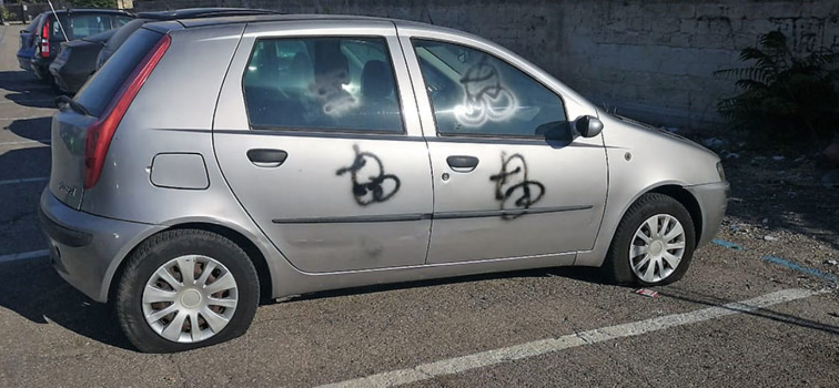 Lettore scrive a Bisceglie24, “Simboli fallici e ruote forate alla mia auto in parcheggio”