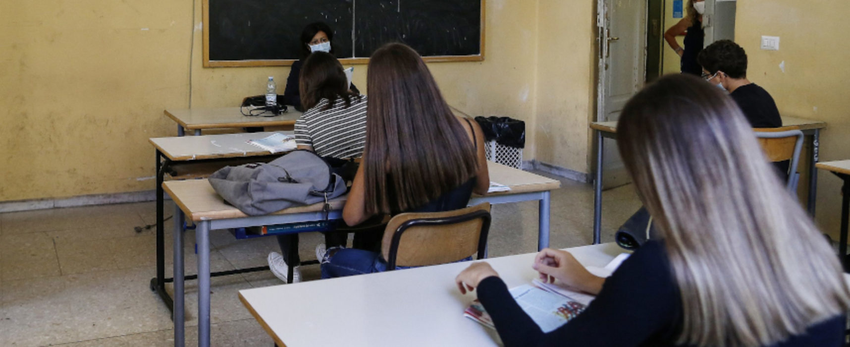 Puglia, da lunedì sospese lezioni in presenza per le ultime tre classi superiori