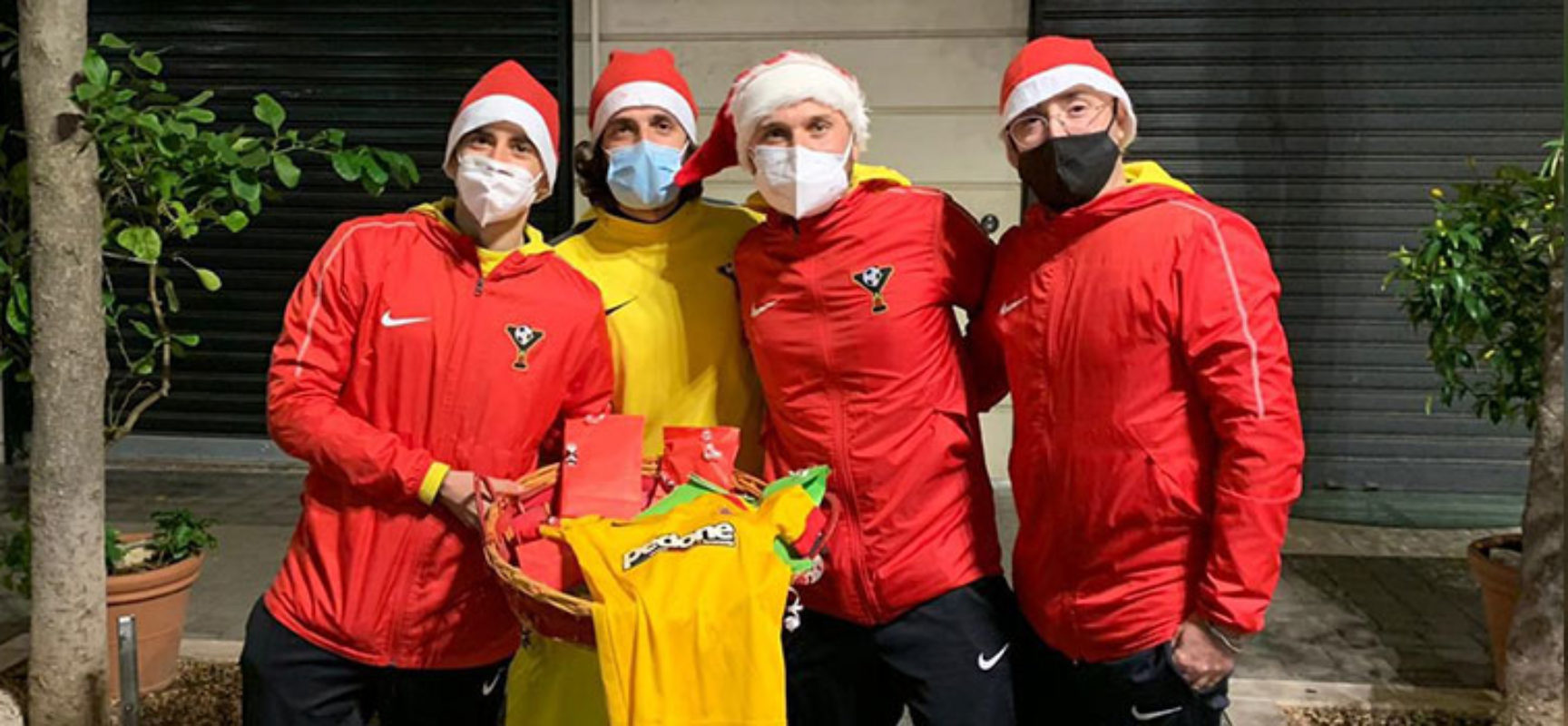 La scuola calcio YAB omaggia i suoi piccoli calciatori per il Natale / FOTO
