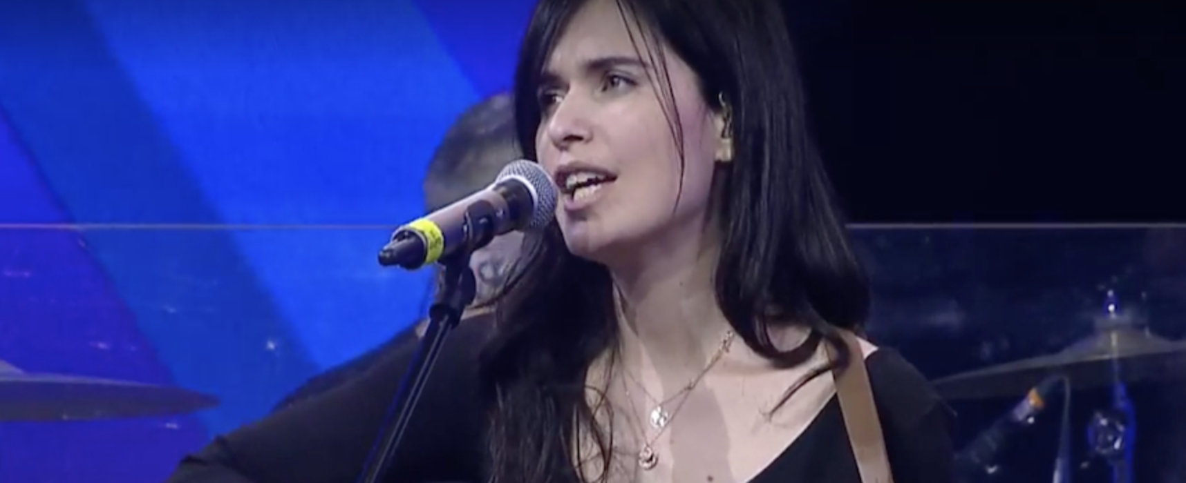 Erica Mou su Rai Radio2, la cover “Soldi” di Mahmood contaminata dal biscegliese / VIDEO