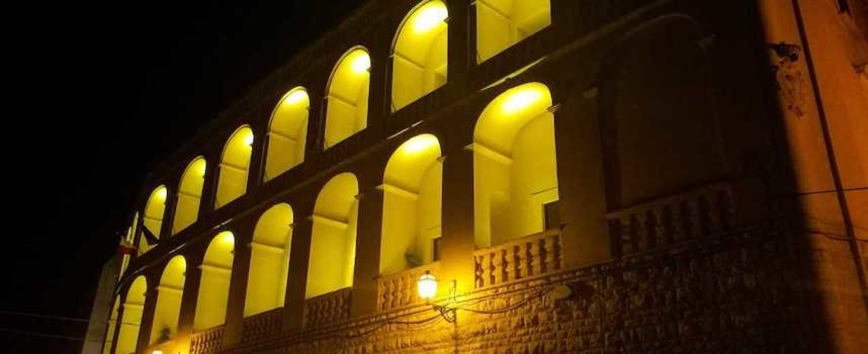 Palazzo San Domenico si illumina di giallo per Patrick Zaki