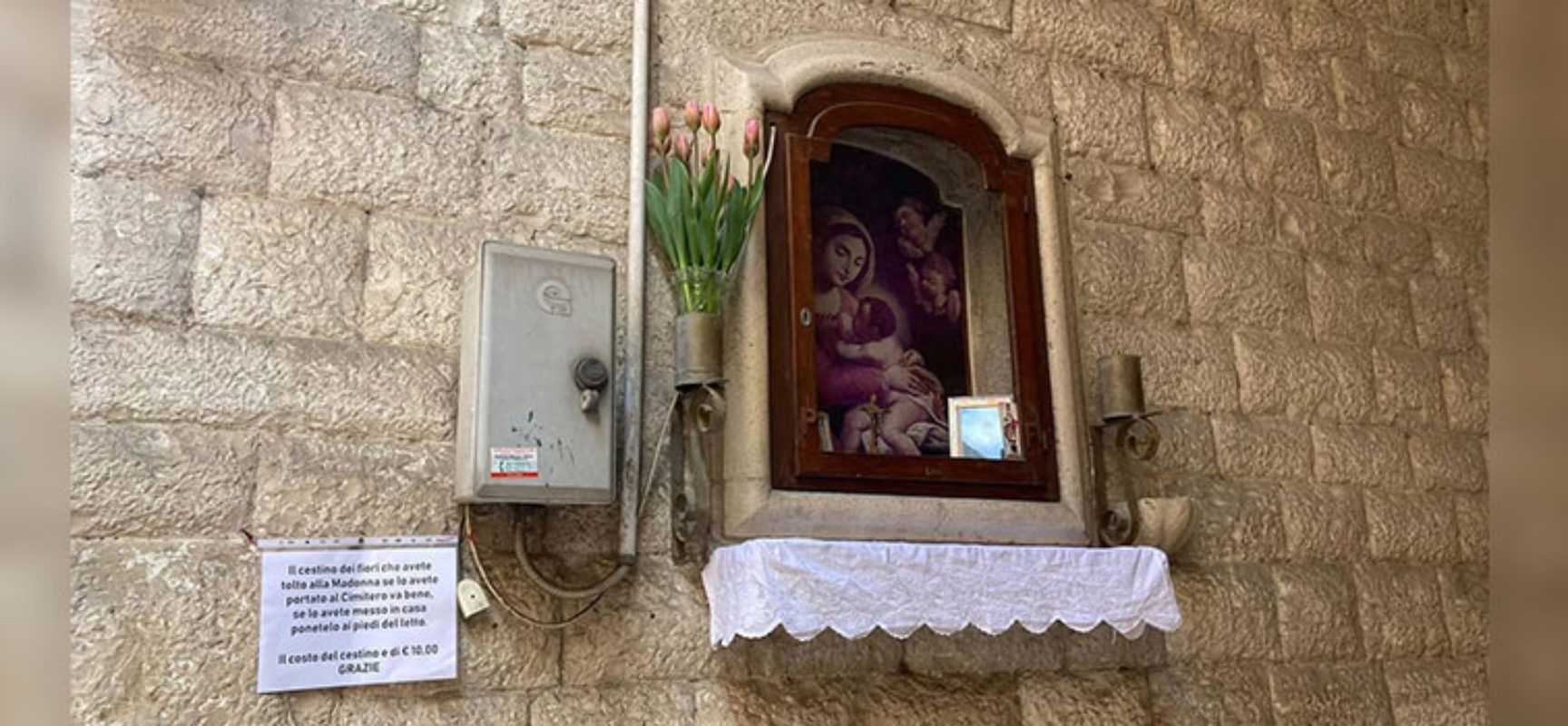 Rubano fiori alla Madonna, messaggio dei residenti ai ladri