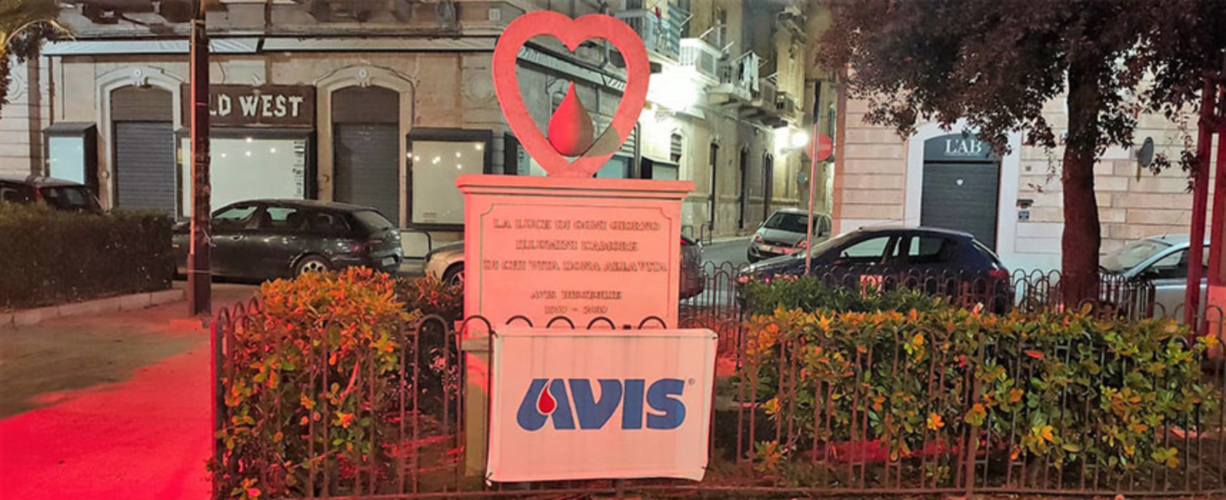Giornata Mondiale Donatori Sangue, illuminati di rosso monumenti a Bisceglie / FOTO