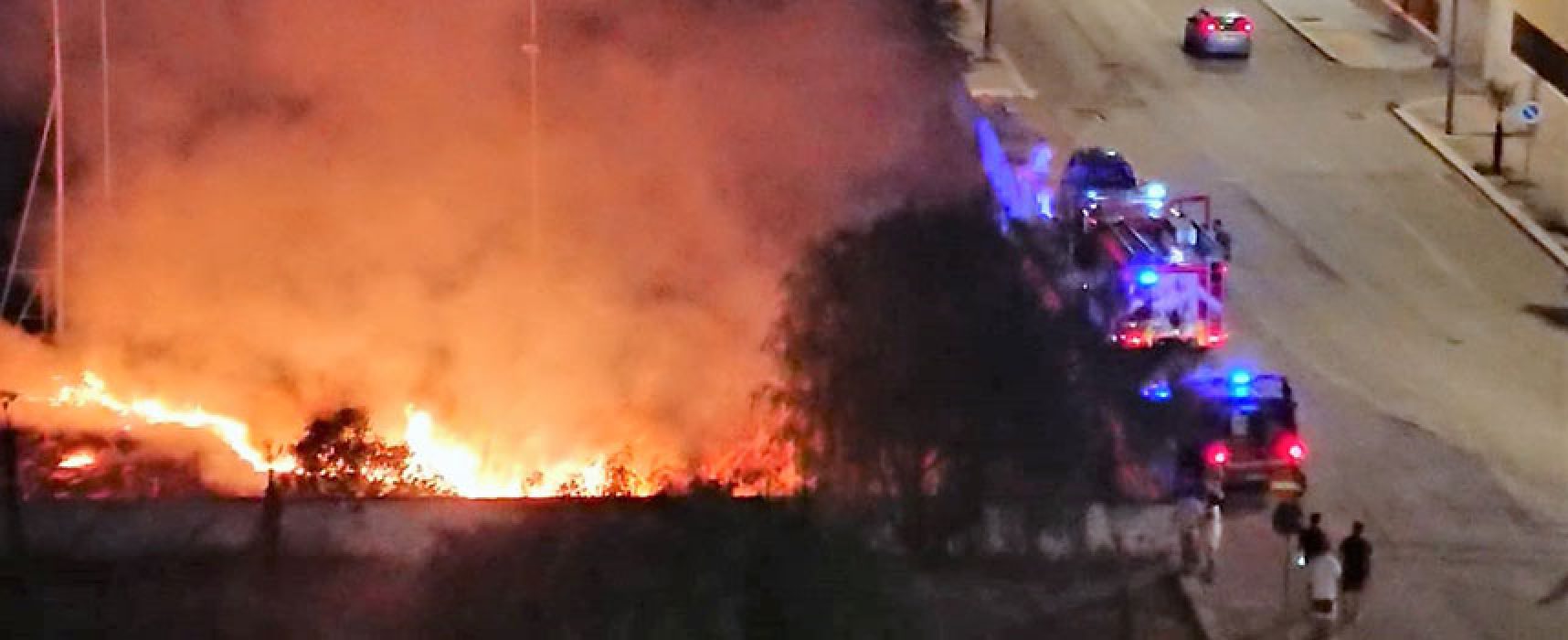 A fuoco in serata terreno nei pressi dell’Istituto “Dell’Olio”