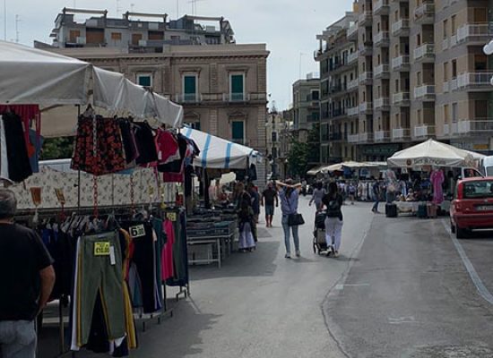 Giugno, appuntamento con il mercato domenicale in piazza Vittorio Emanuele