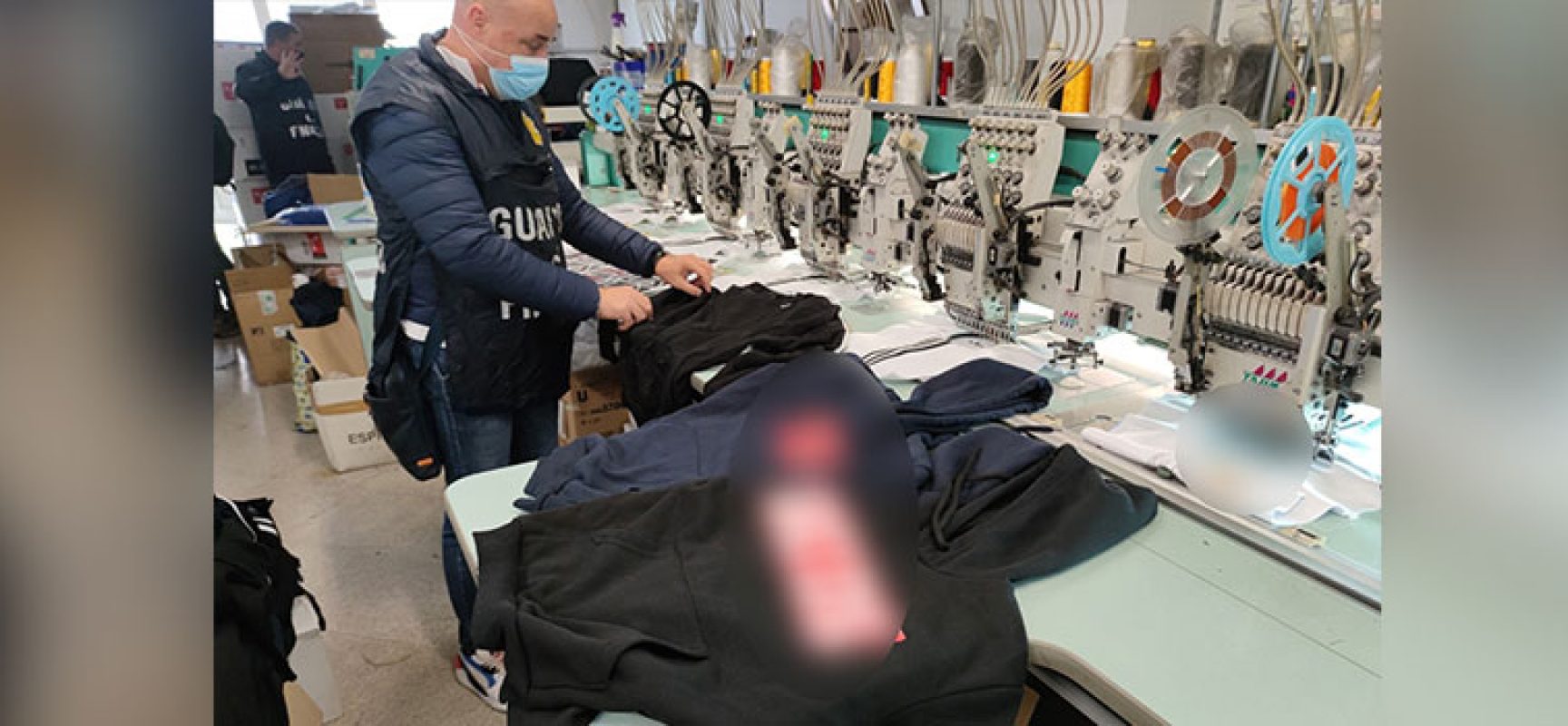 Produceva capi di abbigliamento senza licenze, sequestro in zona industriale di Bisceglie