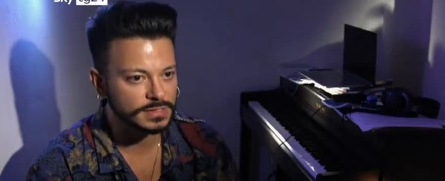 Il cantante biscegliese Andiel racconta il suo “coming out” a Sky TG24 / VIDEO