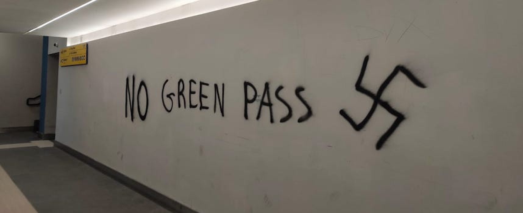 Scritte contro green pass e svastiche sui muri di via Padre Kolbe e stazione