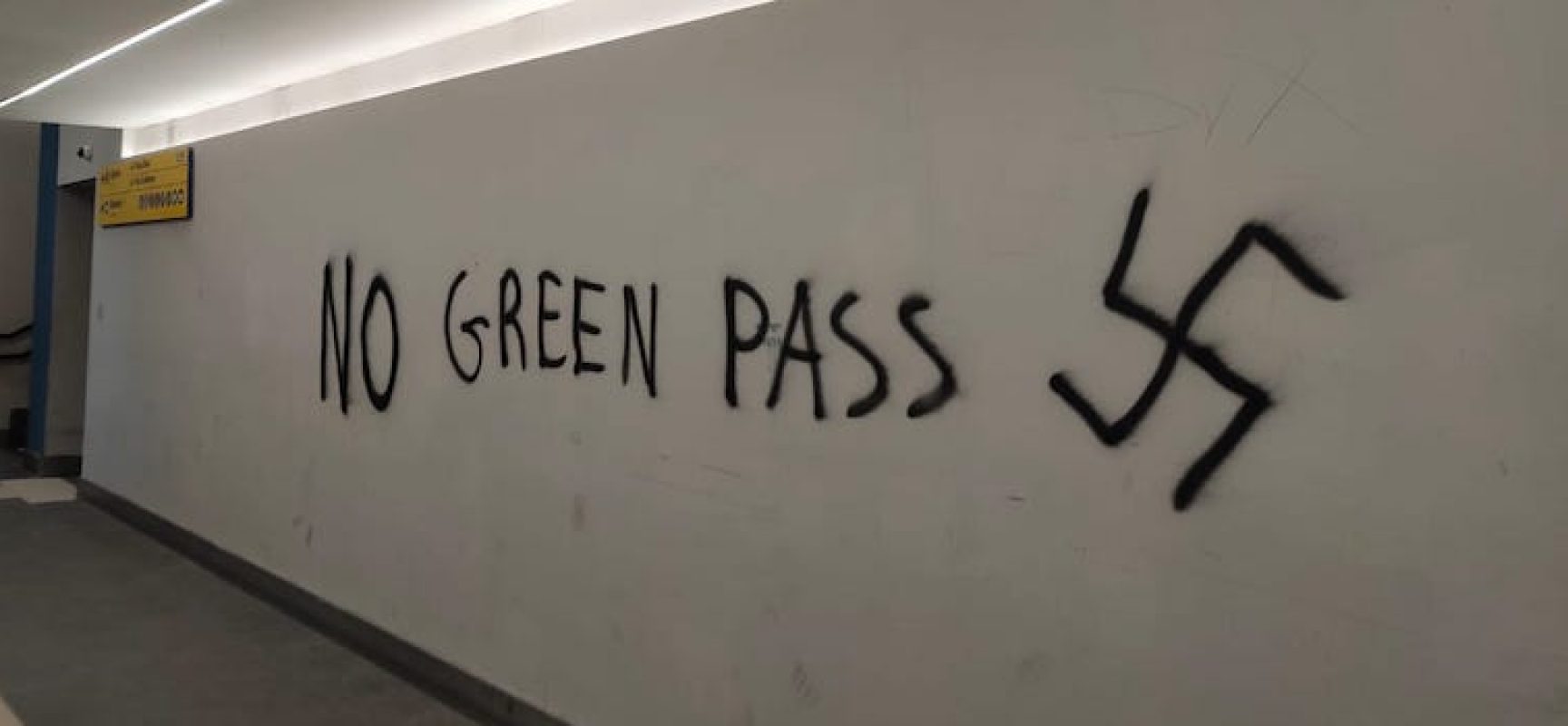 Scritte contro green pass e svastiche sui muri di via Padre Kolbe e stazione