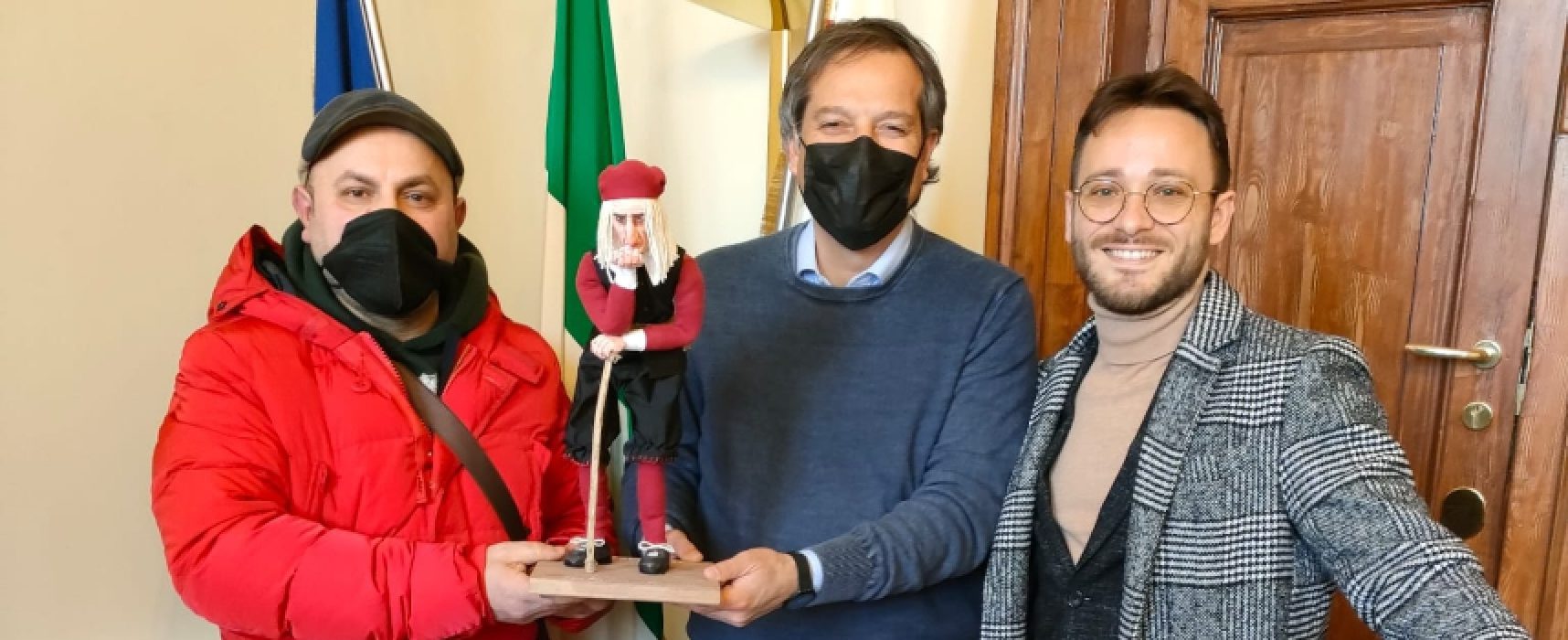 Don Pancrazio accolto dal sindaco Angarano, termina il tour di Vito “U Chiazzéire”