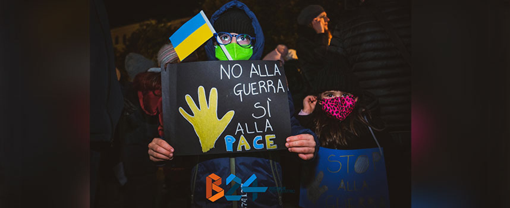 Bisceglie in piazza per solidarietà con popolo ucraino: “Guerra resti nei libri di storia” / FOTO