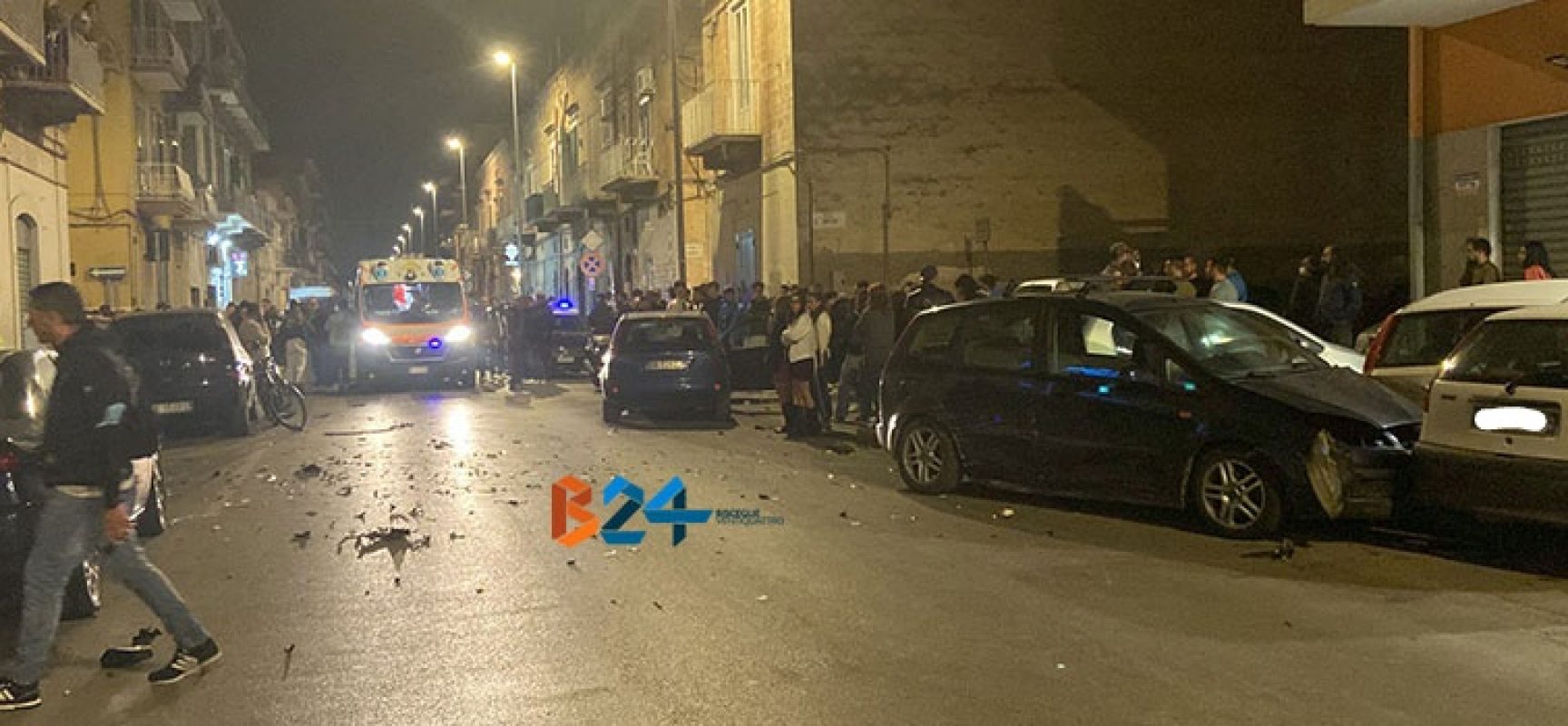 Violento scontro tra due auto su via Bovio, numerosi i feriti, diversi mezzi danneggiati