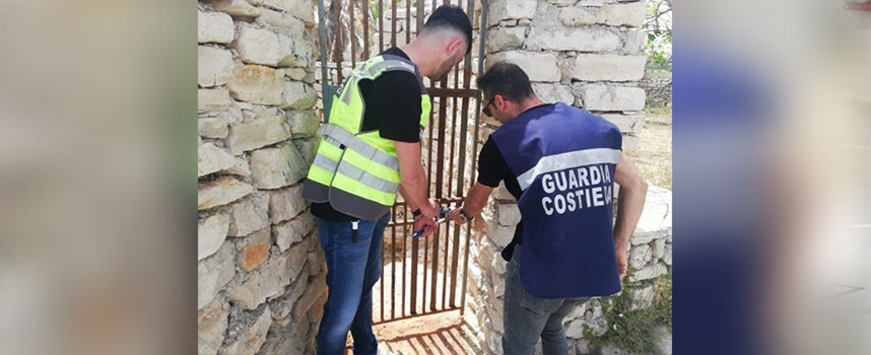 Guardia di Finanza sequestra accessi al mare abusivi al confine tra Trani e Bisceglie / FOTO