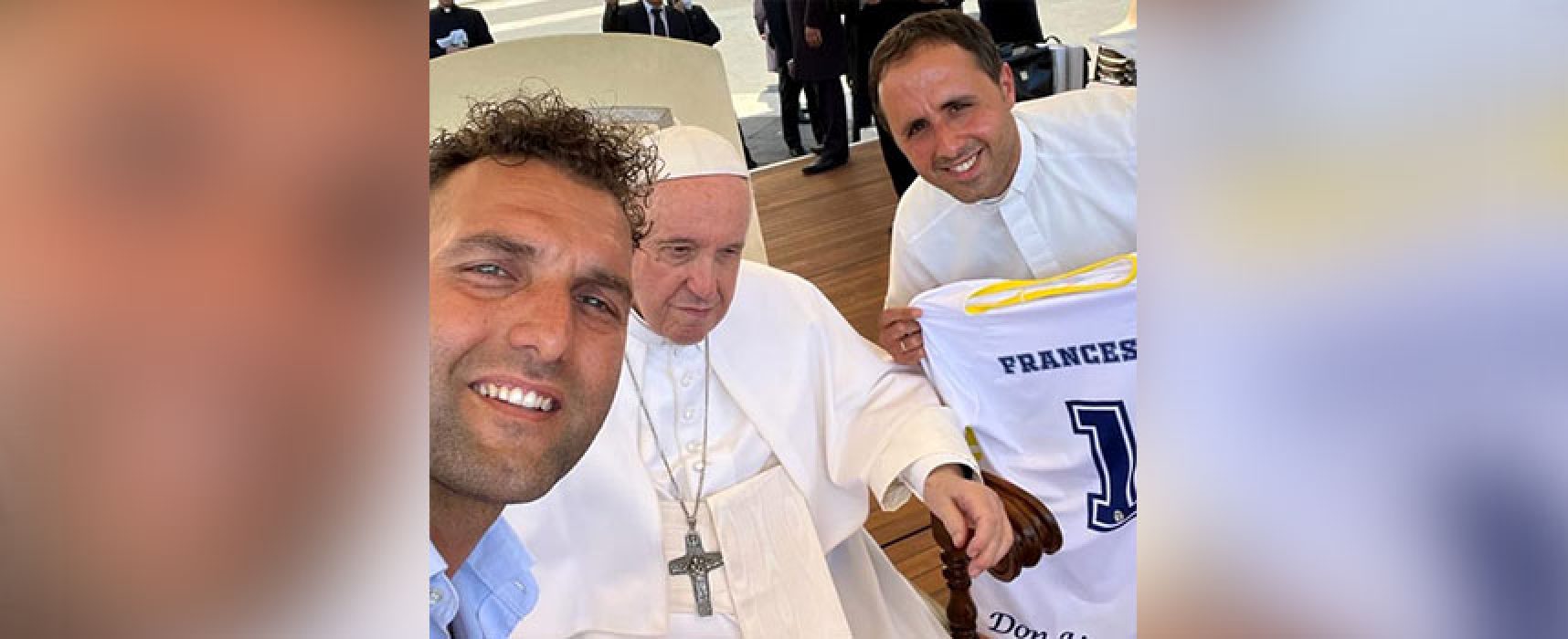Don Uva Calcio compie 50 anni, delegazione dona maglia a Papa Francesco