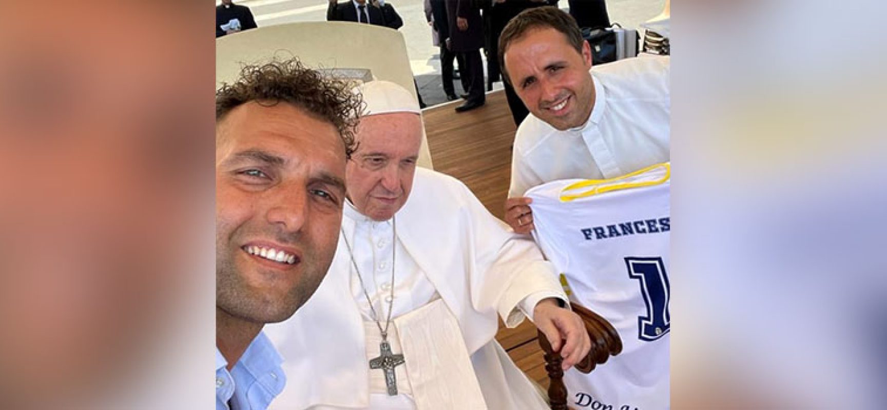 Don Uva Calcio compie 50 anni, delegazione dona maglia a Papa Francesco