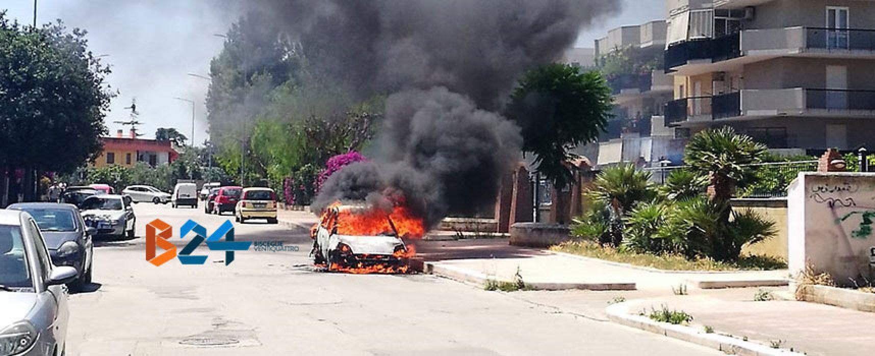 Auto prende fuoco in zona sant’Andrea, Vigili del fuoco sedano le fiamme / VIDEO