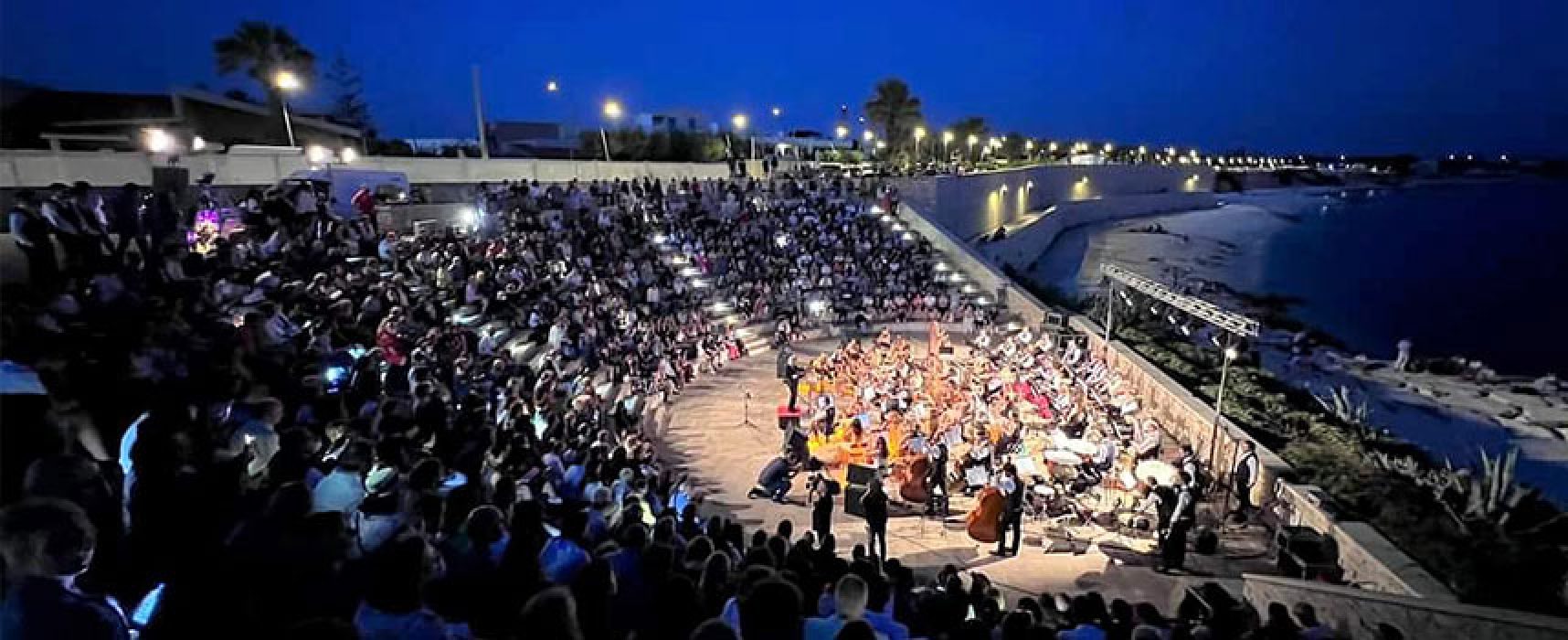 Sol dell’Alba, tutto esaurito al teatro Mediterraneo per la magia del concerto all’alba / VIDEO