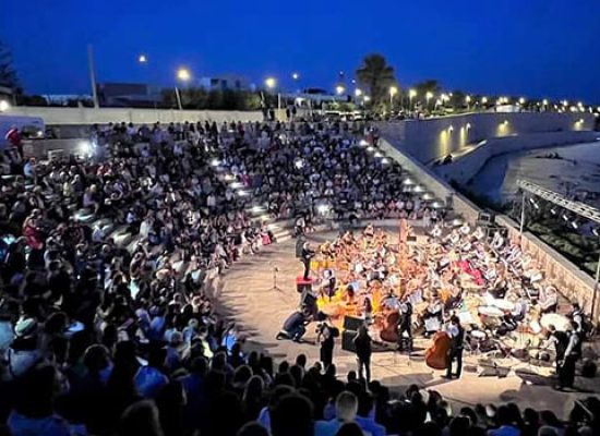 Sol dell’Alba, tutto esaurito al teatro Mediterraneo per la magia del concerto all’alba / VIDEO