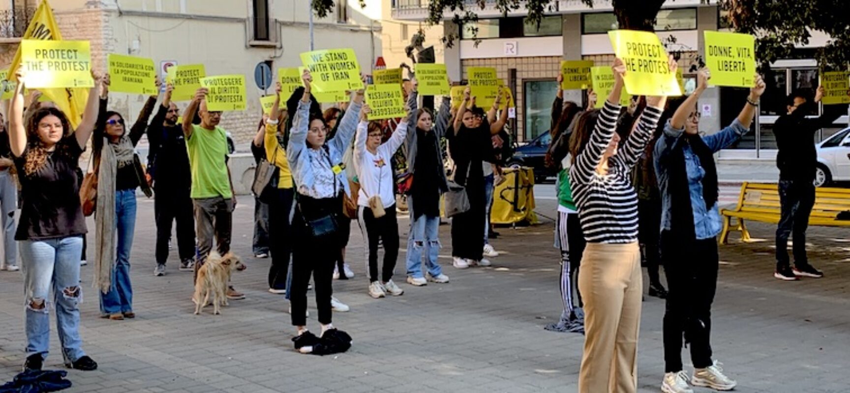 “Donna, vita, libertà”: Amnesty Bisceglie in piazza per solidarietà alle donne iraniane