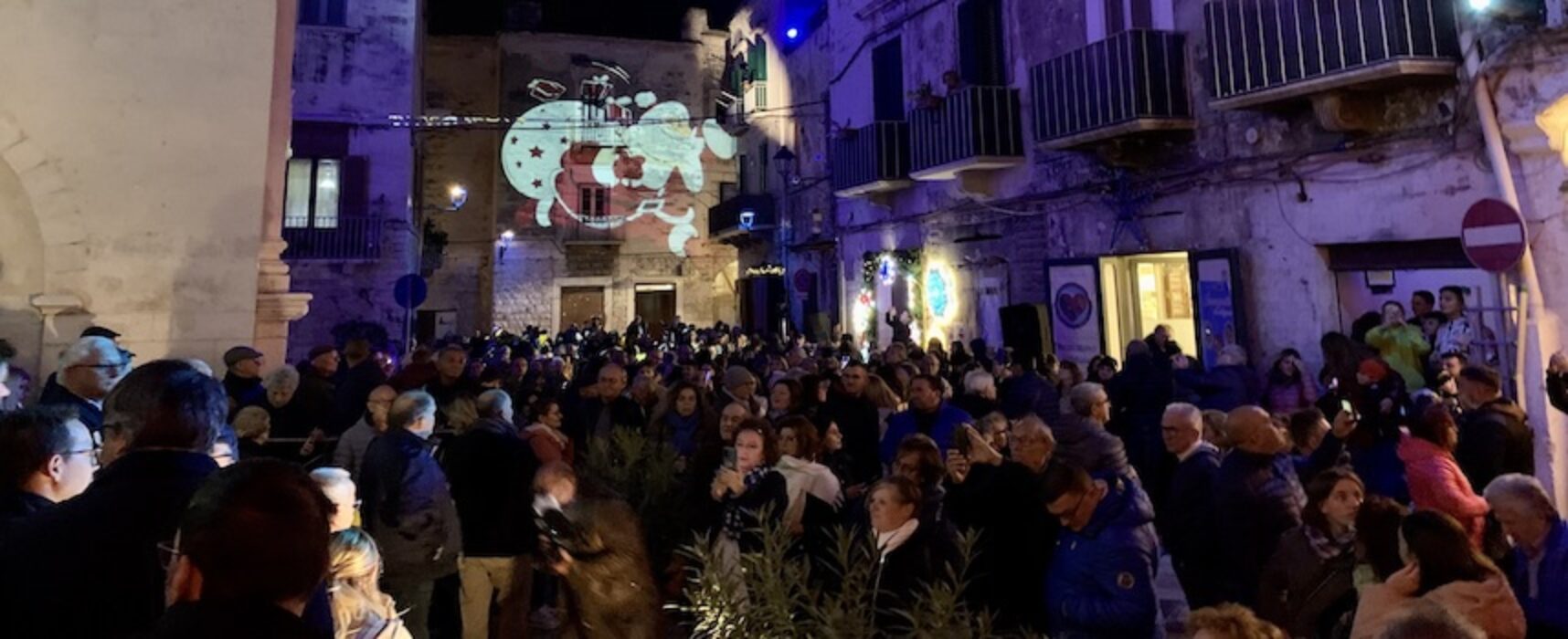 Successo per la prima serata di Calici nel Borgo Antico 2022 nel centro storico illuminato a festa