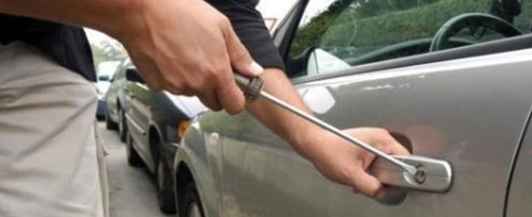 Tentativo di furto, donna biscegliese scopre ladro all’interno della sua auto