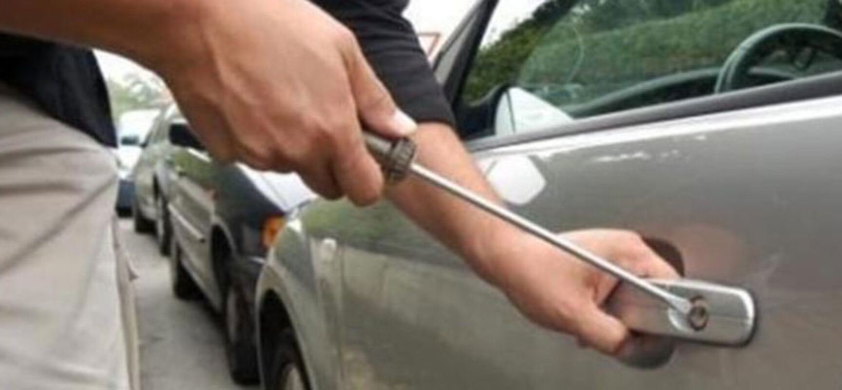 Tentativo di furto, donna biscegliese scopre ladro all’interno della sua auto
