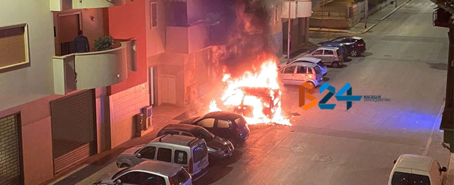 Auto prende fuoco nella notte nel quartiere San Pietro