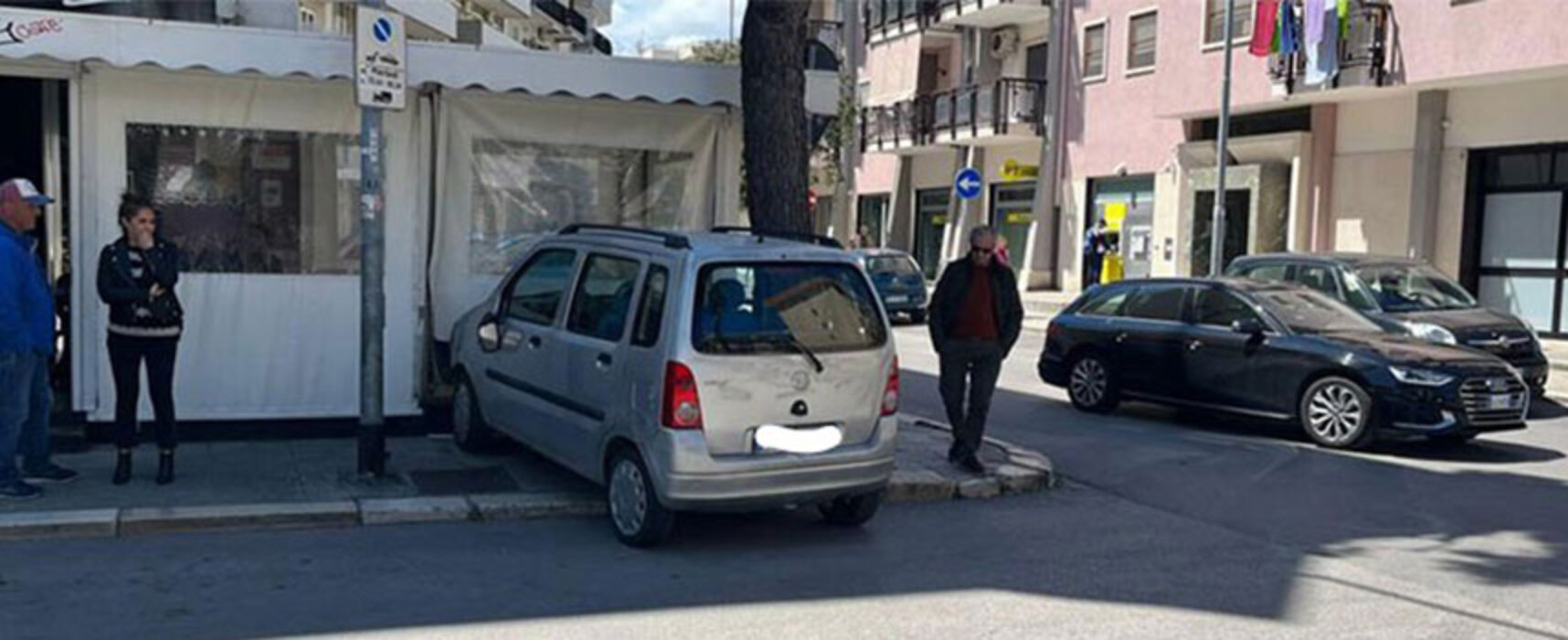 Incidente su via Sacerdote Di Leo: auto finisce contro gazebo di un bar